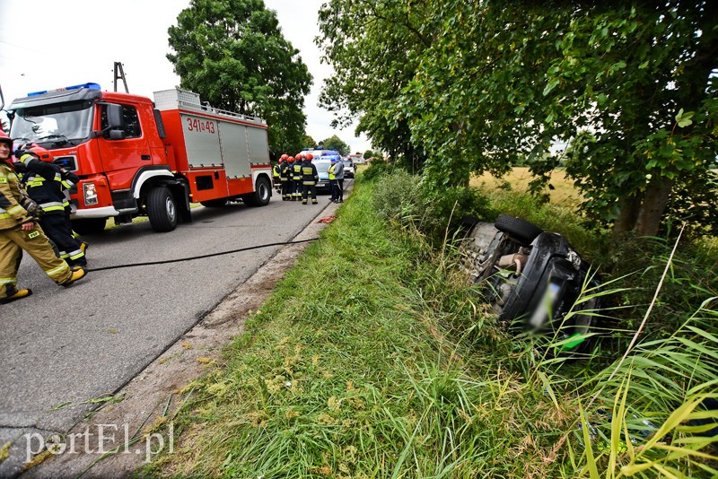 Wypadek w Jegłowniku, 2 mężczyzn trafiło do szpitala zdjęcie nr 205057