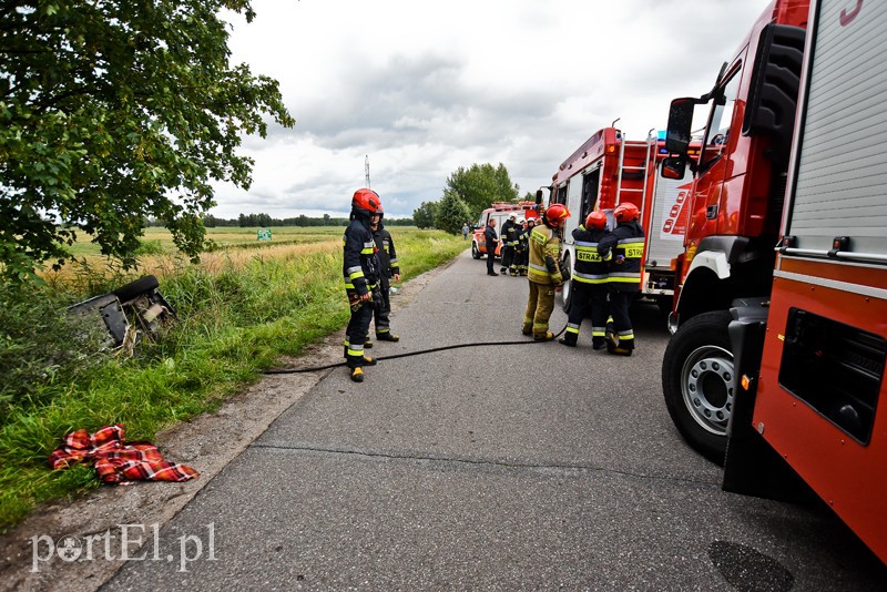 Wypadek w Jegłowniku, 2 mężczyzn trafiło do szpitala zdjęcie nr 205055