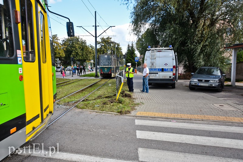 Kolizja volkswagena z tramwajem na al. Grunwaldzkiej zdjęcie nr 210264