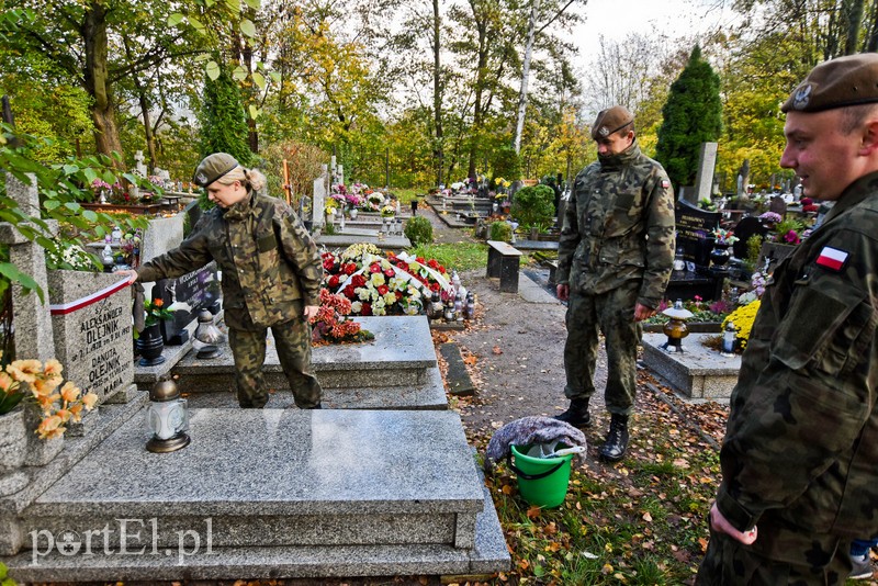 Sprzątali groby polskich bohaterów zdjęcie nr 213950
