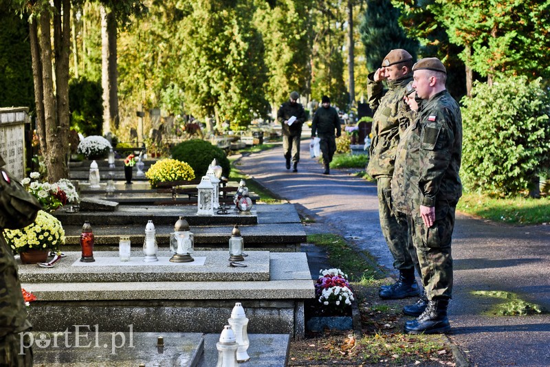 Sprzątali groby polskich bohaterów zdjęcie nr 213935