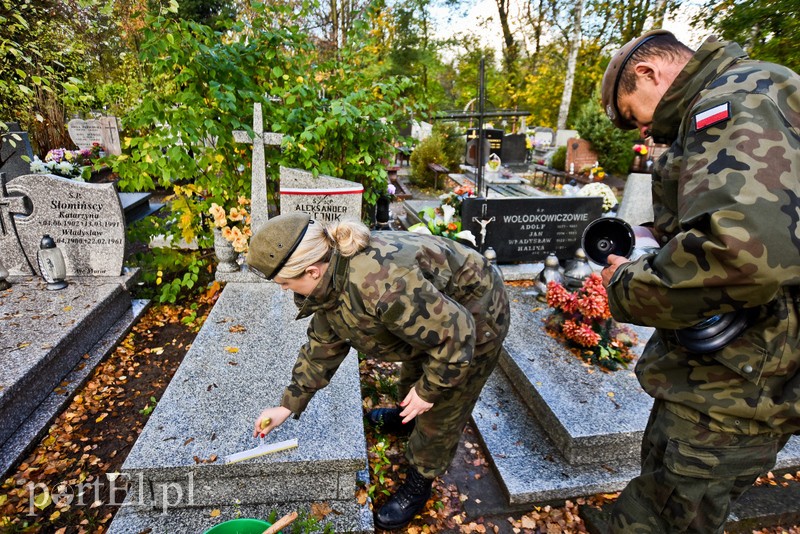 Sprzątali groby polskich bohaterów zdjęcie nr 213947