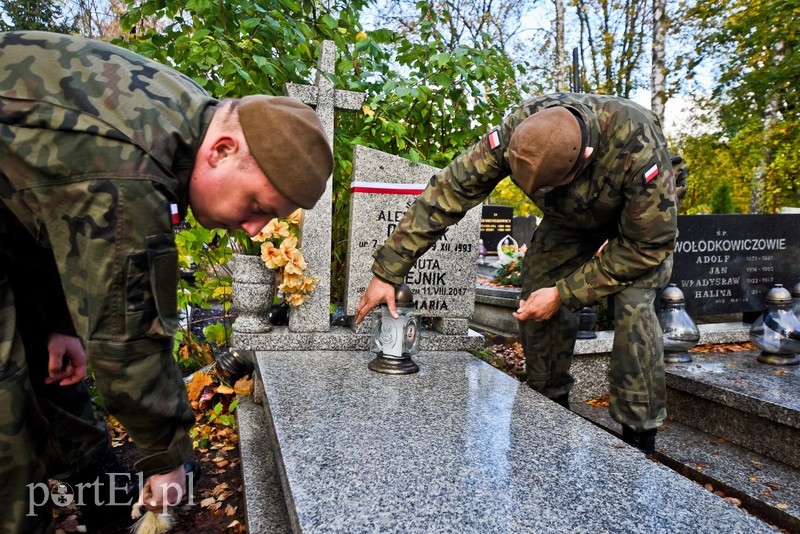 Sprzątali groby polskich bohaterów zdjęcie nr 213949