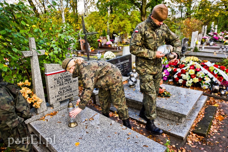 Sprzątali groby polskich bohaterów zdjęcie nr 213945