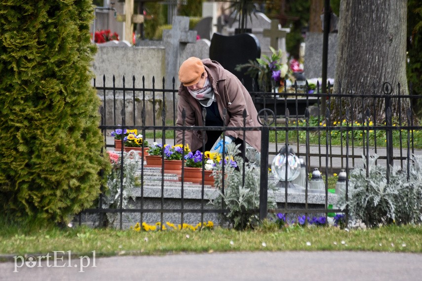 Elbląskich cmentarzy oficjalnie nie zamknięto, ale odwiedzający groby mogą dostać mandat zdjęcie nr 222826
