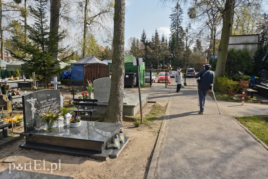 Elbląskich cmentarzy oficjalnie nie zamknięto, ale odwiedzający groby mogą dostać mandat zdjęcie nr 222819