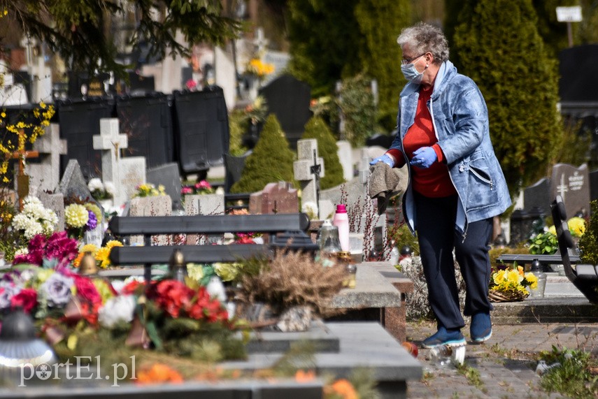 Elbląskich cmentarzy oficjalnie nie zamknięto, ale odwiedzający groby mogą dostać mandat zdjęcie nr 222827