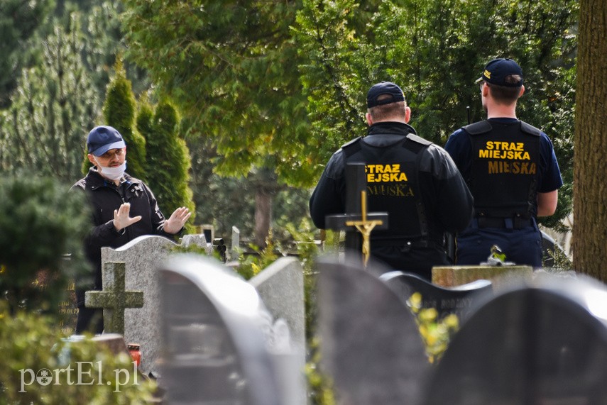 Elbląskich cmentarzy oficjalnie nie zamknięto, ale odwiedzający groby mogą dostać mandat zdjęcie nr 222829