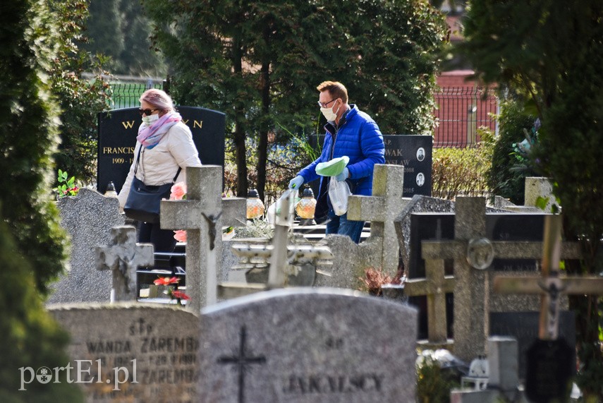 Elbląskich cmentarzy oficjalnie nie zamknięto, ale odwiedzający groby mogą dostać mandat zdjęcie nr 222820