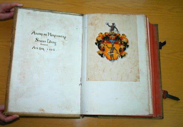 Biblia Polyglotta. Biblię tą ofiarował senator Elbląga Andreas Morenberg bibliotece gimnazjalnej w 1606 roku. Na
