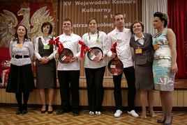 Organizatorki elbląskiej edycji konkursu wraz z laureatami