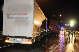 Ciężarówka po uderzeniu w barierę ochronną zablokowała obwodnicę