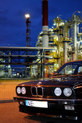O rafinerii, wzajemnej pomocy i starym BMW