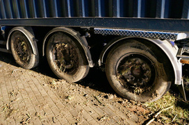 Kazimierzowo: ciężarówka w rowie