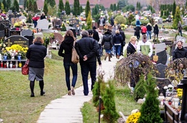 Tłumy na cmentarzach