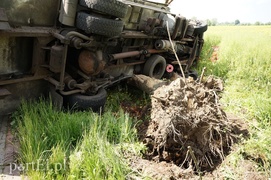 Kazimierzowo: ciężarówką w drzewo