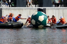 Gigantyczna piłka na rzece