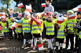 Przedszkolaki maszerowały z flagami