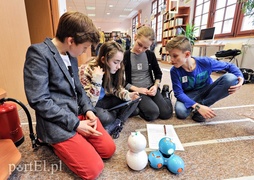 Dzieci programują roboty w bibliotece
