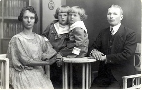 Rodzina Ładów przed przeprowadzką z Sosnowca do Gdyni