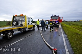Wypadek koło Fiszewa, auto w płomieniach