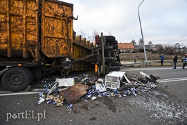 Węzeł Wschód: przewróciła się ciężarówka ze złomem