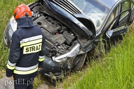 Wyprzedzała na S22, wylądowała w rowie Wyprzedzała na S22, wylądowała w rowie