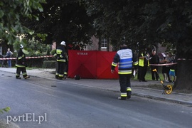 Motorowerzysta zginął po uderzeniu w drzewo