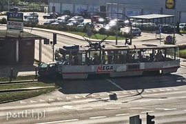 Kolizja volkswagena z tramwajem na al. Grunwaldzkiej