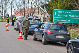 Policjanci kontrolują kierowców wjeżdżających na Mierzeję Wiślaną