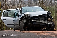 54-latek uderzył renault w drzewo