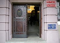 Miała się do nich nie zbliżać, a nadal nachodzi i grozi?