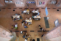 Będą szkicować na tkaninie