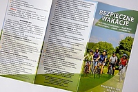 Bezpieczne wakacje – ulotka przypomni i poradzi