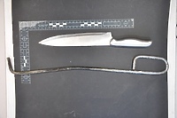 Bił pogrzebaczem, groził nożem