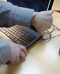 By opłacić internat, okradł kolegę