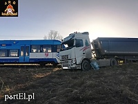 Ciężarówka zderzyła się z szynobusem