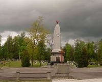 Czarne chmury nad pomnikiem