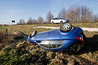 Dachowanie, uderzenie w drzewo, wypadek dwóch pojazdów