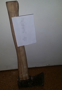 Dla zabawy zniszczyli siekierą elewację budynku