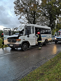 Drzewo spadło na busa, trzy osoby ranne