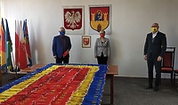 Frombork rozdaje mieszkańcom maseczki z herbem