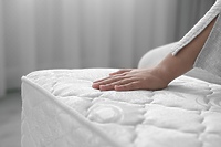 Jak twardość materaca wpływa na regenerację przy pracy fizycznej?