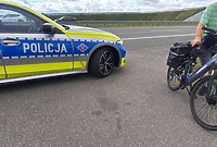 Jechał drogą ekspresową na elektrycznym rowerze