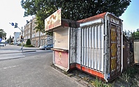 Nieczynne budki szpecą miasto. Kiedy znikną?