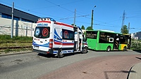 Kierowca zahamował, pasażerka wylądowała na szybie