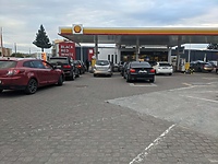 Kierowcy stoją w kolejkach na stacjach paliw