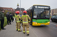 Kolizja hondy i autobusu przy placu Słowiańskim