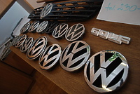 Kradli emblematy aut, ich łupy przejęli policjanci