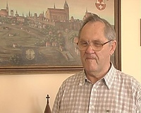 Wypalone mury świątyni w morzu wypalonych domów